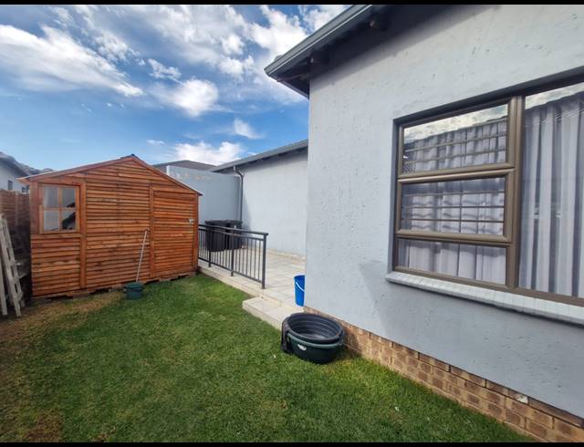3 BEDROOM TOWNHOUSE TO LET IN PARKRAND